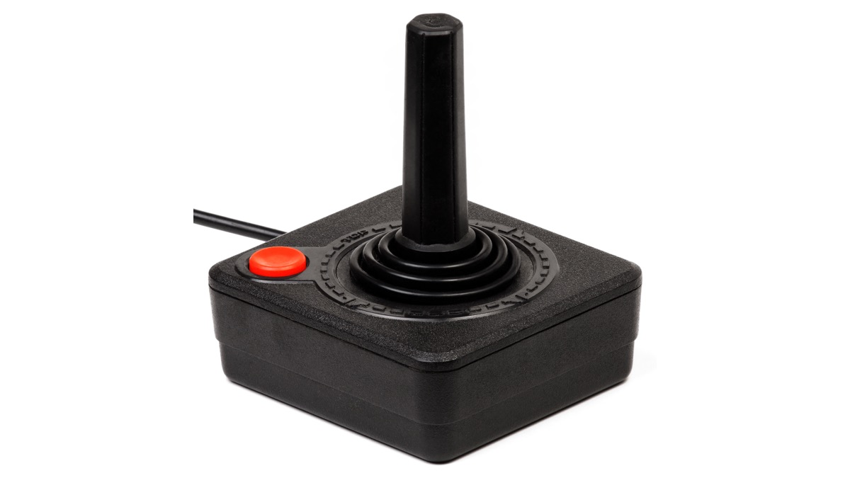 흰 배경에 놓인 Atari 2600 조이스틱. 행동 정보가 붙은 게임 입력과 월드 모델 연구를 상징한다.