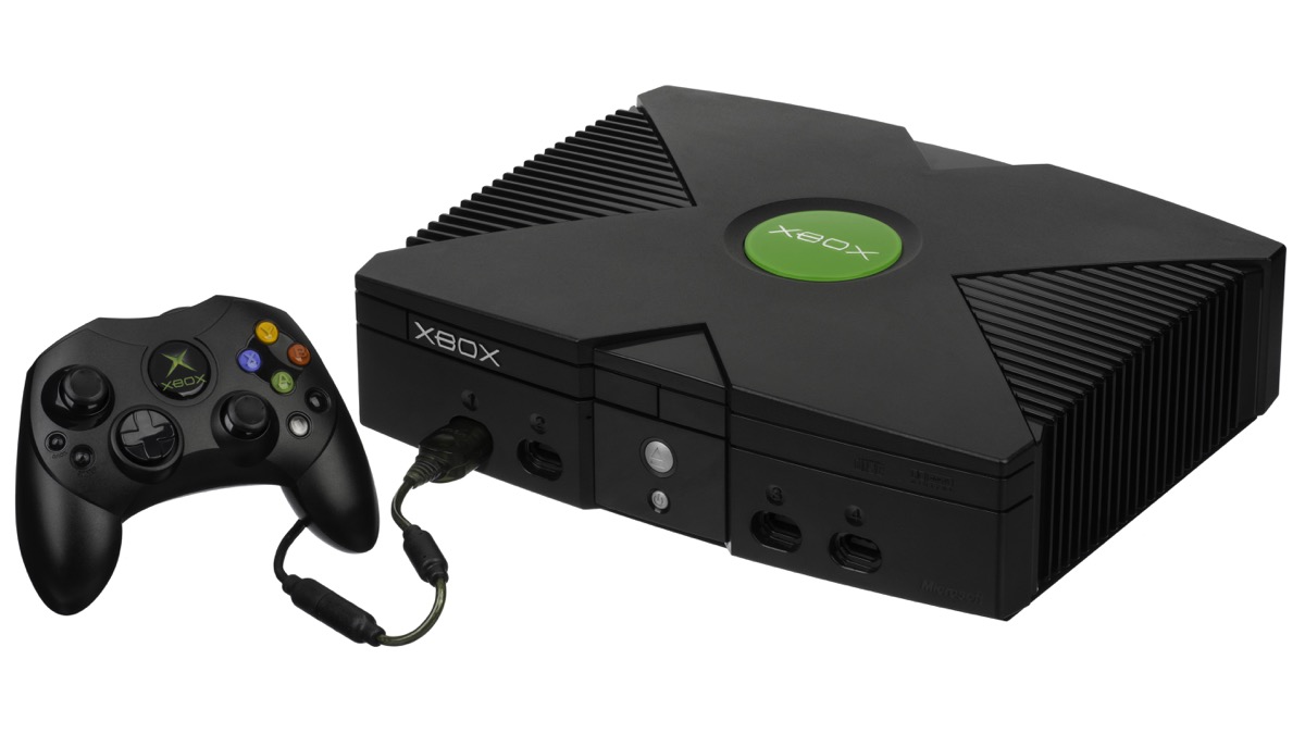 흰 배경 위에 검은색 오리지널 Xbox 콘솔과 Controller S가 놓여 있다.