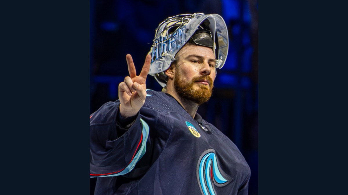 2024년 NHL 경기 중 얼음 위에 있는 Seattle Kraken 골리 Philipp Grubauer.